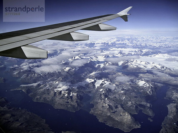 Blick aus einem Fenster des einen Airbus 320 kommerziellen Airliner Flügel über Grönland