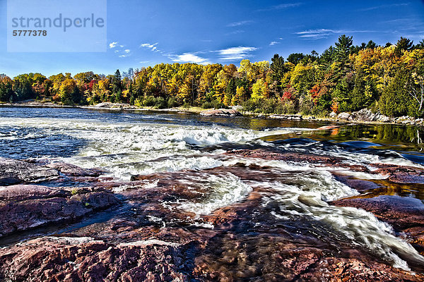 Der Mississagi River in der Nähe von Thessolon im Norden von Ontario  Kanada im Herbst