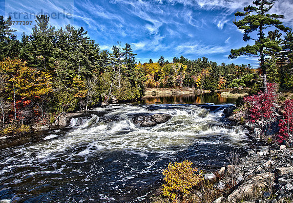 Wasserfall in der Nähe von Blind River im Norden von Ontario  Kanada im Herbst