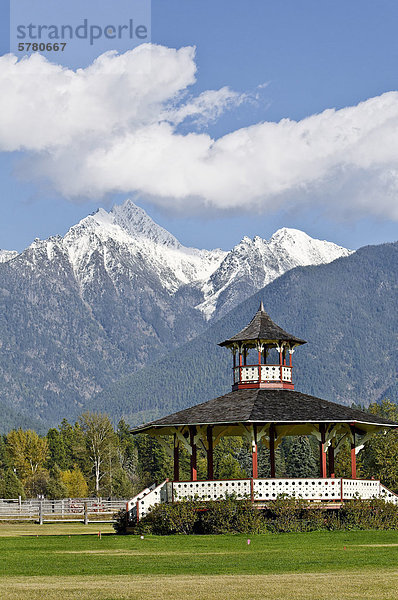 Musikpavillon  mit Rocky Mountains hinter Fort Steele Heritage Town  Kootenay Region  British Columbia  Kanada
