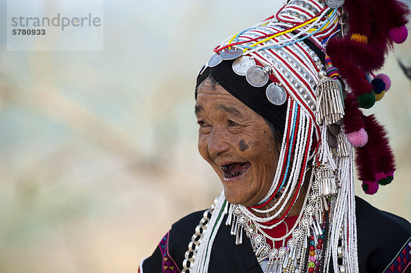 Lächelnde Frau vom Bergvolk oder Bergstamm der Akha mit Kopfschmuck  ethnische Minderheit  Nordthailand  Thailand  Asien
