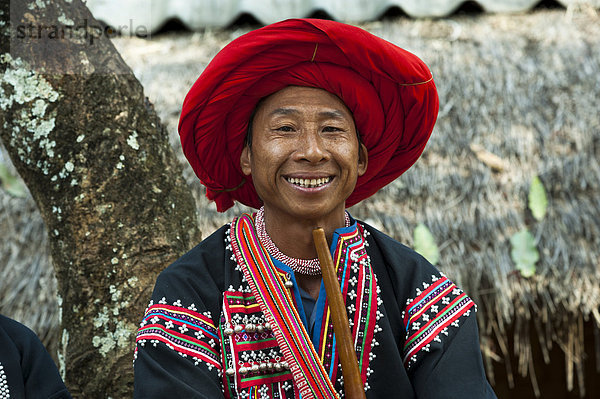 Traditionell gekleideter lächelnder Mann aus dem Bergstamm oder Bergvolk Schwarze Hmong  ethnische Minderheit aus Ostasien  Porträt  Nordthailand  Thailand  Asien