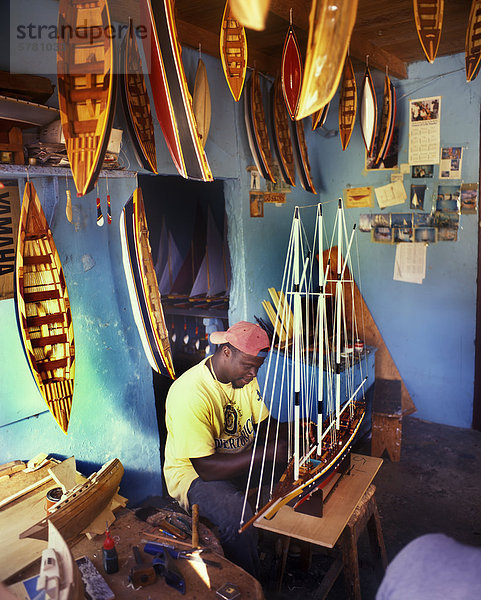 Boot Modellbauer auf der Insel Bequia  Karibik bei der Sargeant Brüder Workshop gesehen hier  berühmt für seine Sammlerstücke Modellboote