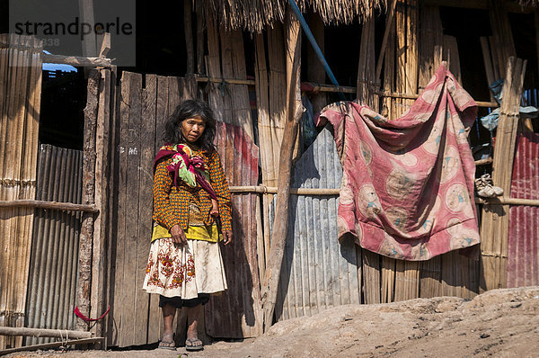 stehend Hütte Frau Hügel Kleidung frontal Dorf modern Thailand Volksstamm Stamm
