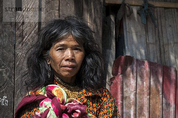 Portrait Frau Hügel Kleidung Dorf modern Thailand Volksstamm Stamm