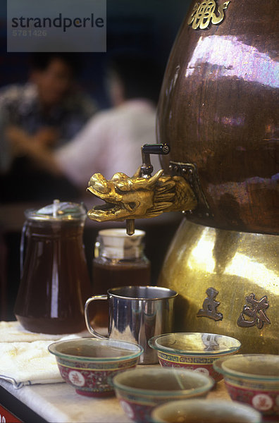Tee Spender und Tassen  Kowloon  Hong Kong  China