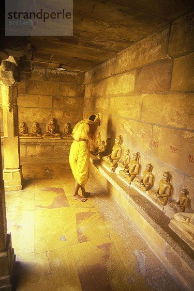 Heiliger Mann betet in einem der Tempel in Bundi  Rajasthan  Indien.