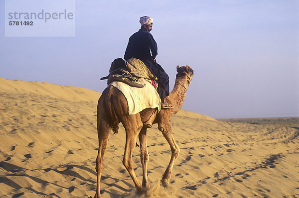 Ein Kamel-Treiber auf die Sam Sanddünen  etwa 40 km westlich von Jaisalmer  Indien.