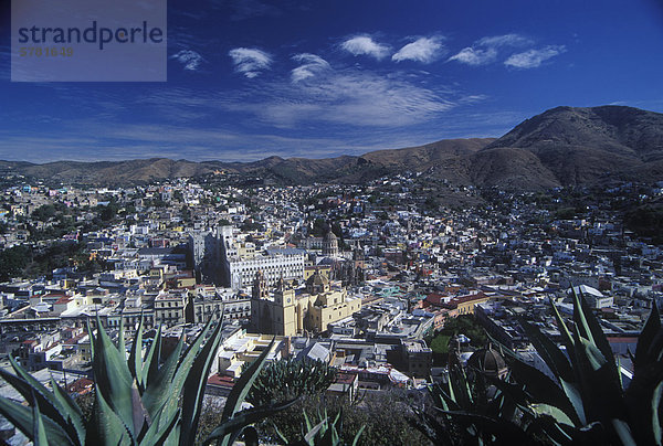 Eine Ansicht von Guanajuato  Mexiko  ein Mexikos Kolonialstädte  von der Vantage Punkt von El Pipilla Hügel statue