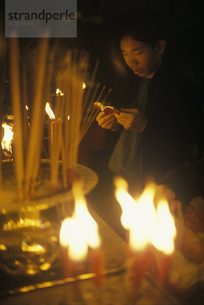 Ein Mann betet in Hong Kongs Man Mo-Tempel  China