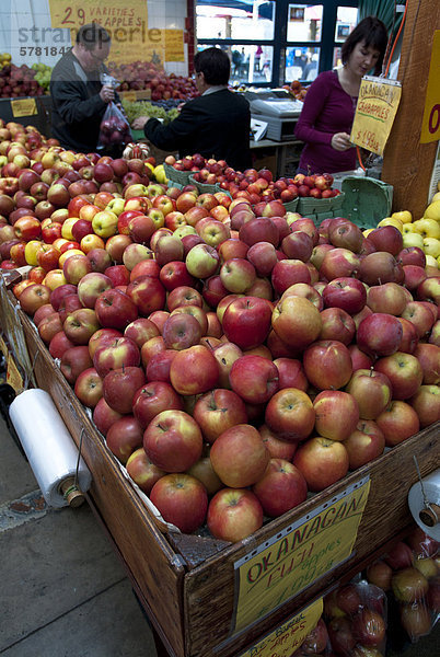 Okanagan Fuji Äpfel zum Verkauf auf dem öffentlichen Markt auf Granville Island  Vancouver  British Columbia  Kanada.