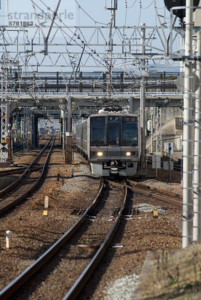 Ein Japan Rail (JR)-Commuter train an Konan-Yamate-Station in der Nähe von Kobe  Japan.