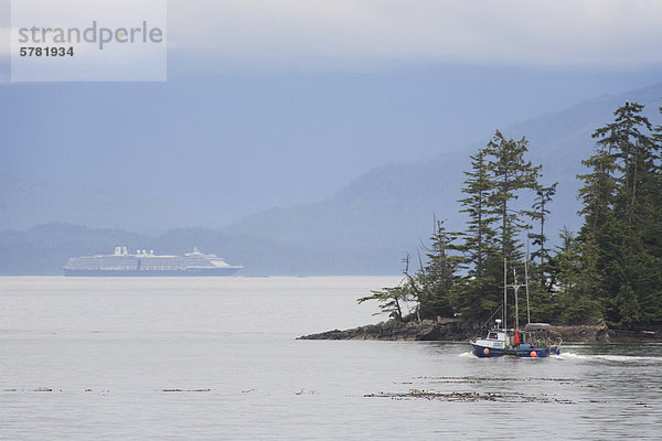 Kommerzielle Fischerboot mit Kreuzfahrtschiff im Hintergrund  Prince Rupert  British Columbia  Kanada