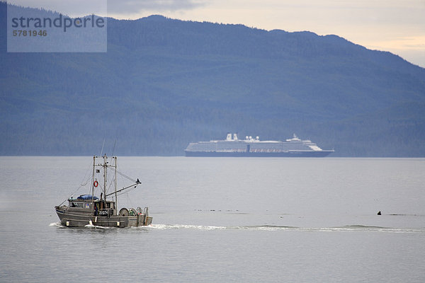 Kommerzielle Fischerboot mit Kreuzfahrtschiff im Hintergrund  Prince Rupert  British Columbia  Kanada