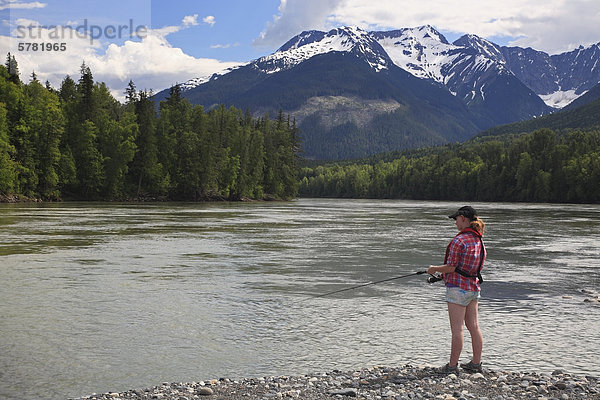 Junges Mädchen Angeln  Skeena River  British Columbia  Kanada
