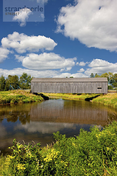 Bauernhof und Petitcodiac Fluß # 3 überdachte Brücke (übereilten) Westmorland County) erbaut 1929  New Brunswick  Kanada