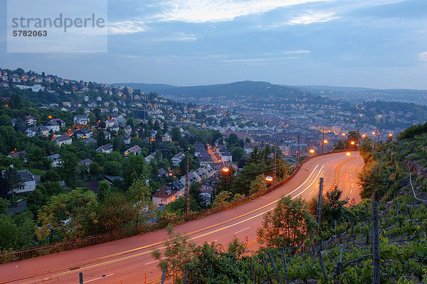 Die Neue Weinsteige  B 27  zur Blauen Stunde am frühen Abend  im Vordergrund der Weinberg  Stuttgart  Baden-Württemberg  Deutschland  Europa