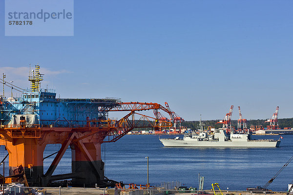 Louisiana Oil Rig unter Reparatur am Woodside Dartmouth mit Marineschiff und Halifax Containerhafen im Hintergrund  Hafen von Halifax  Nova Scotia  Kanada