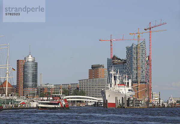 Hamburger Hafen mit Elbphilharmonie und Cap San Diego  Hamburg  Deutschland  Europa
