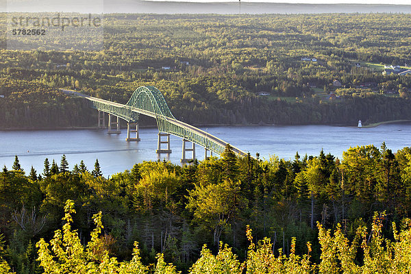 Blick auf Seal Island Bridge  Bras d ' or Lakes von Kellys Mountain Lookout  Cape Breton  Nova Scotia  Kanada
