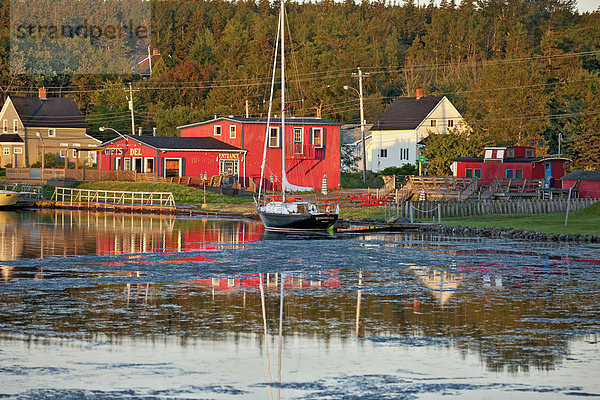 Segelboot reflektiert Polierbedingungen  Groves Point  Cape Breton  Nova Scotia  Kanada