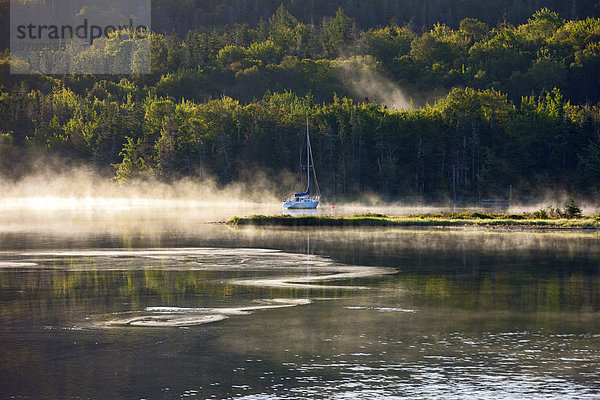 Ansicht der Nebel anheben an Baddeck Bay  Bras d ' Or Lake  Cape Breton  Nova Scotia  Kanada