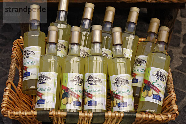 Korb mit Limoncello-Flaschen zum Verkauf  Insel Ischia  Golf von Neapel  Kampanien  Süditalien  Italien  Europa