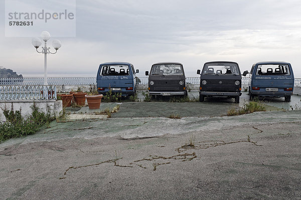 Vier ausrangierte Kleinbusse  in Reihe abgestellt  Insel Ischia  Golf von Neapel  Kampanien  Süditalien  Italien  Europa