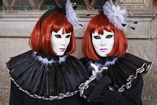 Zwei Frauen  verkleidet für den Karneval in Venedig  Italien  Europa