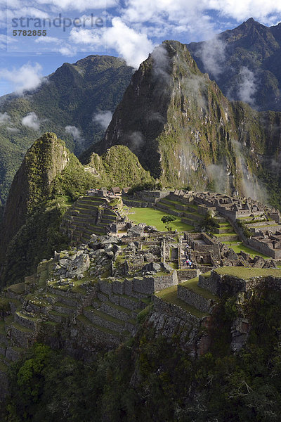 Machu Picchu im Morgendunst  bei Cusco  Anden  Peru  Südamerika