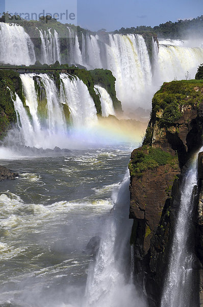 Foz de Iguazu Wasserfall mit Regenbogen  Blick von der Isla San Martin in Argentinien  Richtung Brasilien  Südamerika