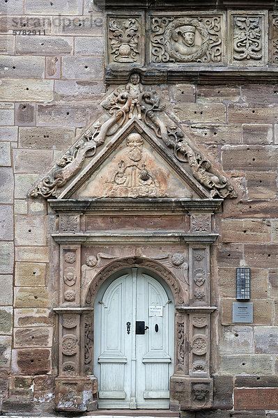 Eingang der Schlosskapelle zur heiligen Dreifaltigkeit  errichtet 1562-1575  im Schönen Hof der Plassenburg  Kulmbach  Oberfranken  Bayern  Deutschland  Europa
