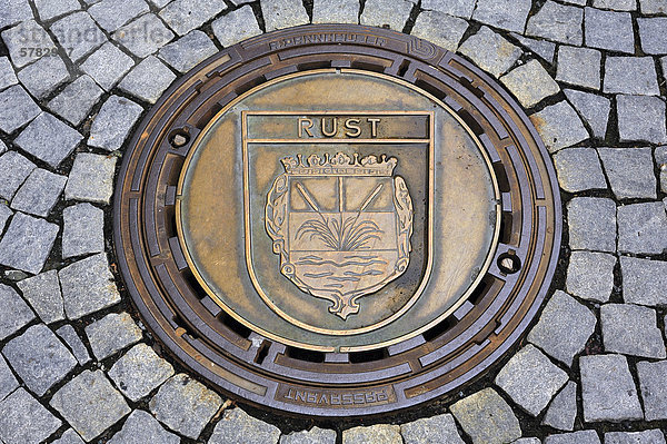 Kanaldeckel mit dem Stadtwappen von Rust  Baden-Württemberg  auf dem Marktplatz von Kulmbach  Partnerstadt seit 1981  Oberfranken  Bayern  Deutschland  Europa