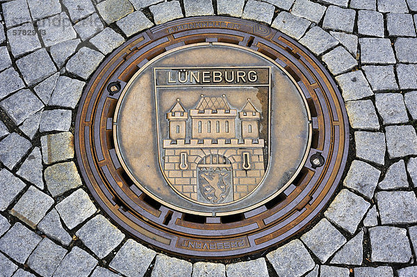 Kanaldeckel mit dem Stadtwappen von Lüneburg auf dem Marktplatz von Kulmbach  Städtefreundschaft seit 1970  Oberfranken  Bayern  Deutschland  Europa