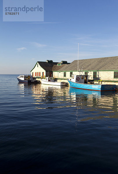 Fischerboote am Kai  Victoria  Prince Edward Island  Kanada gefesselt