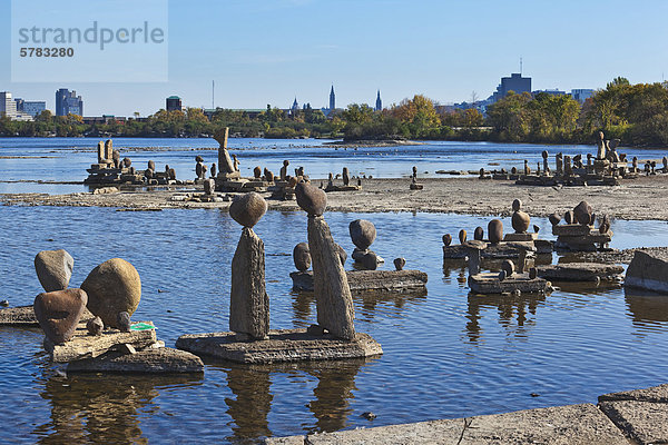 Ausgleichende Stein Skulpturen  Remic Rapids  Ottawa River  Ottawa  Ontario  Kanada