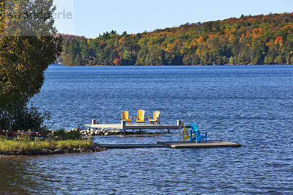 Adirondack Stühle auf die Docks von Meech Lake in Gatineau Park  Gatineau  Québec  Kanada.