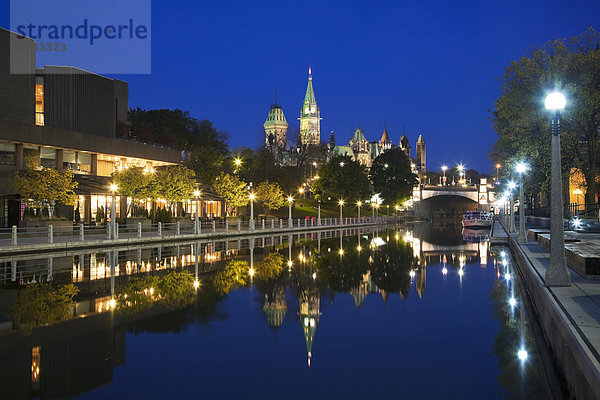 Rideau-Kanal mit Blick auf das kanadische Haus des Parlaments in Ottawa  Ontario  Kanada.