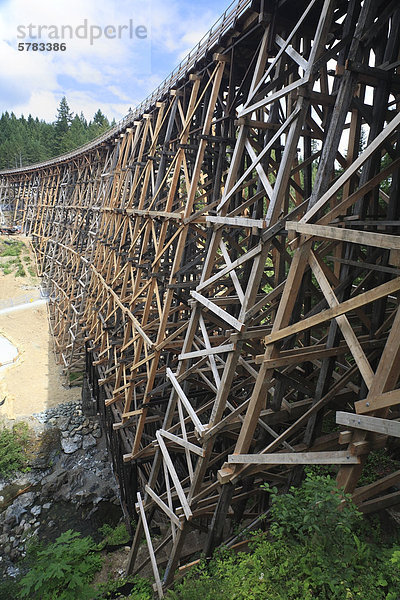Die kürzlich renovierten Kinsol Trestle  auch bekannt als die Koksilah River Trestle. Es ist eine Holzschienenbahn Stützbock liegt auf Vancouver Island nördlich von Shawnigan Lake  British Columbia. Sie überquert den Koksilah River.
