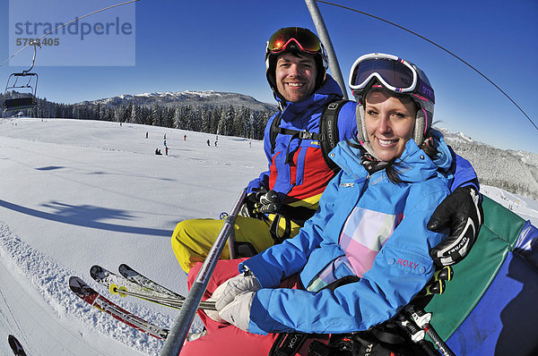 Skifahrer auf der Winklmoos-Alm  Reit im Winkl  Chiemgau  Bayern  Deutschland  Europa