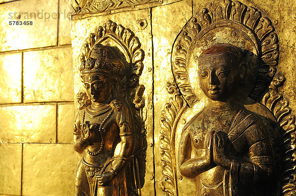 Buddha-Statuen auf der goldenen Harmika  Swayambhunath Stupa  Kathmandu  Kathmandu Valley  Nepal  Asien
