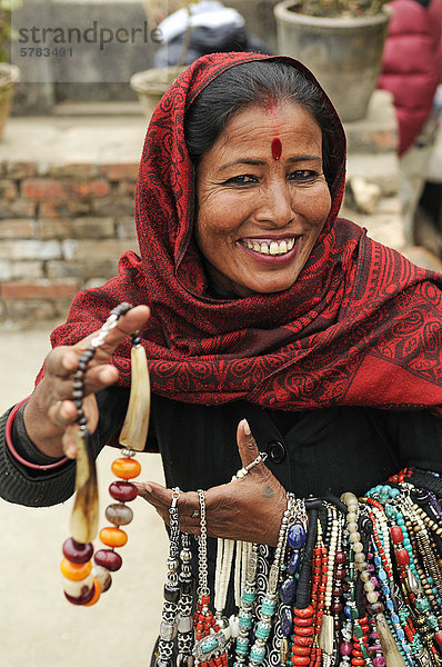 Schmuckverkäuferin  Patan  Lalitpur  Kathmandu  Kathmandu Valley  Nepal  Asien