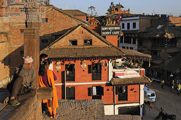 Nyatapola-Tempel mit Blick auf Guesthouse  Bhaktapur  Bhadgaon  Kathmandu Valley  Nepal  Asien