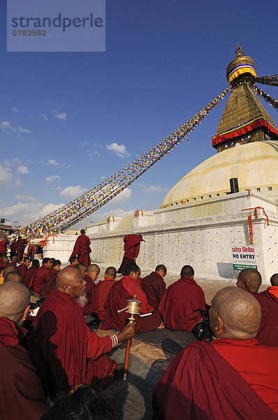 Buddhistische Mönche  Bodnath Stupa  Kathmandu  Kathmandutal  UNESCO Weltkulturerbe  Nepal  Asien