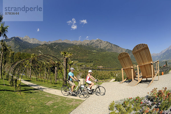 Riesenstühle  Aussicht von Algund auf Meran  Paar auf Elektrorädern  Südtirol  Italien  Europa
