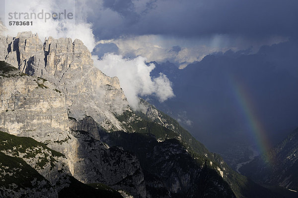 Regenbogen über dem Zwölferkofel  Blick vom Paternsattel in die Sextener Dolomiten  Hochpustertal  Dolomiten  Südtirol  Italien  Europa