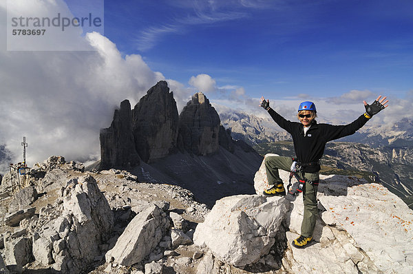 Jugendlicher klettert auf dem Paternkofel-Klettersteig  hier auf dem Gipfel des Paternkofels  Drei Zinnen  Hochpustertal  Dolomiten  Südtirol  Italien  Europa
