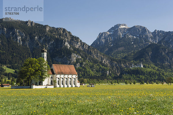 Wallfahrtskirche St. Coloman und Schloss Neuschwanstein  Schwangau bei Füssen  Bayerische Alpen  Allgäu  Oberbayern  Bayern  Deutschland  Europa
