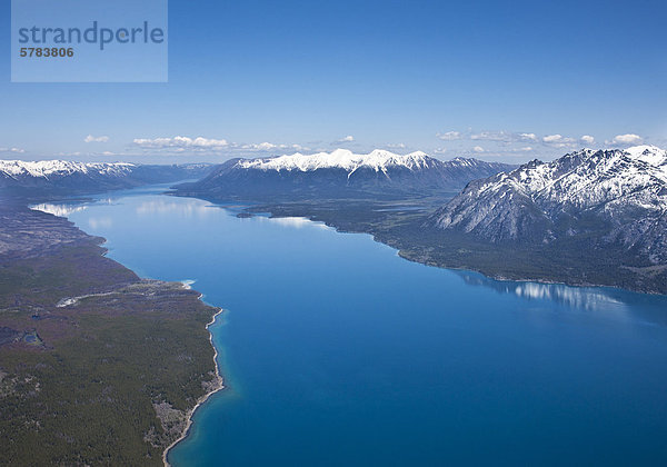 Fliegen über Chilko Lake in die Chilcotin-Arche von British Columbia Kanada