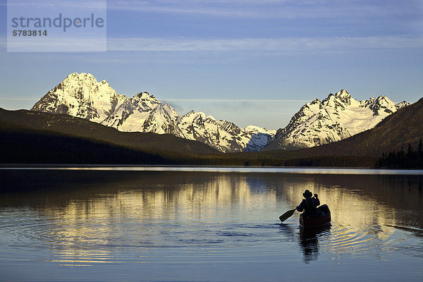 Kanu fahren auf den Seen Turner Tweedsmuir Park in British Columbia Kanada